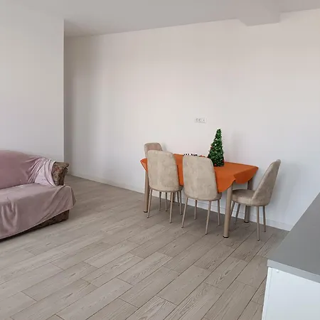 2 Camere, Bloc Nou, Langa Promenada Moll, Capacitate 4 Persoane Apartment