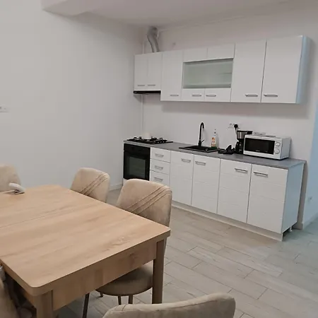 2 Camere, Bloc Nou, Langa Promenada Moll, Capacitate 4 Persoane Apartamento